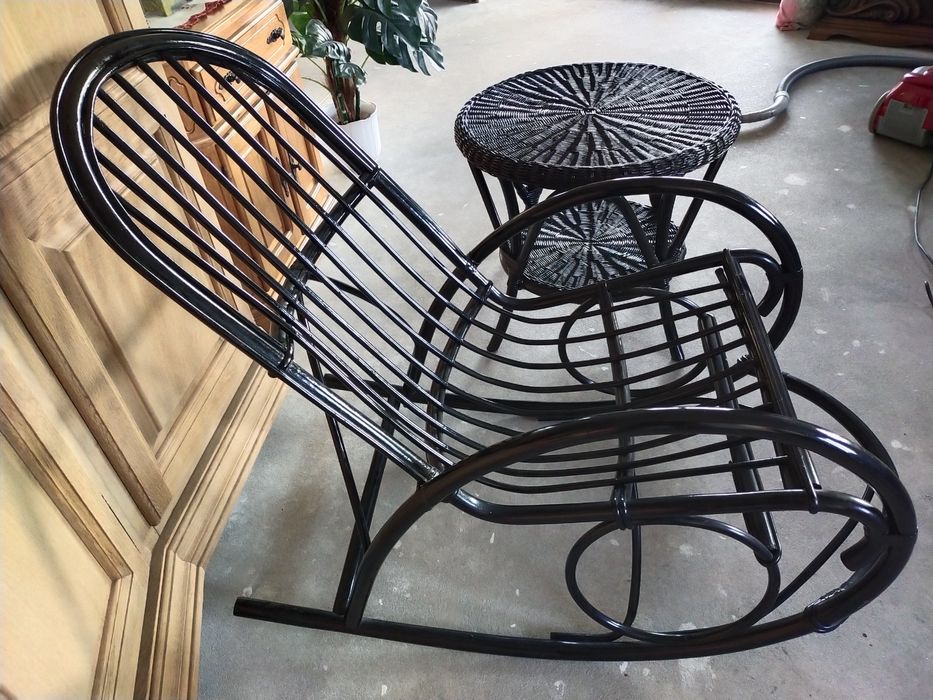 Fotel bujany ze stolikiem