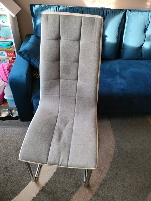 Krzesełka z metalowym stelażem