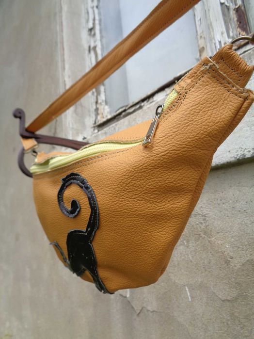 Artystyczna skórzana nerka z kotem. Handmade