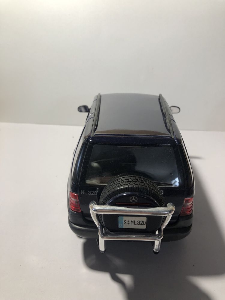 Mercedes ML 320 escala 1/18