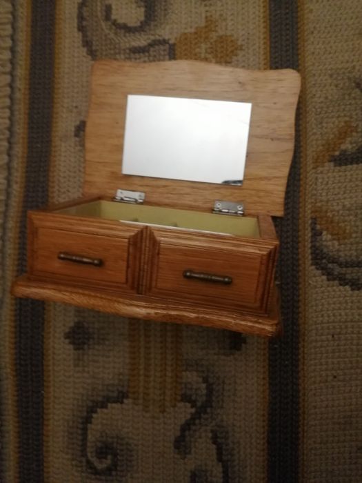 Guarda - jóias, senhora.