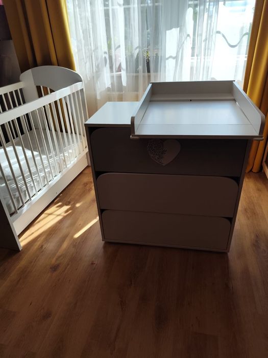 Komplet mebli dziecięcych – łóżeczko + komoda z szufladami i materacem