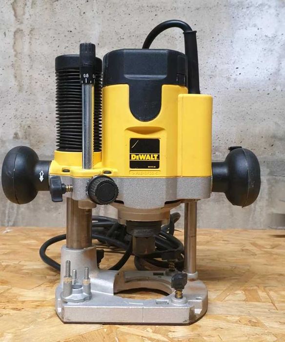 Frezarka górnowrzecionowa DeWalt DW622KT-QS o mocy 1400 W z obudTSTAK