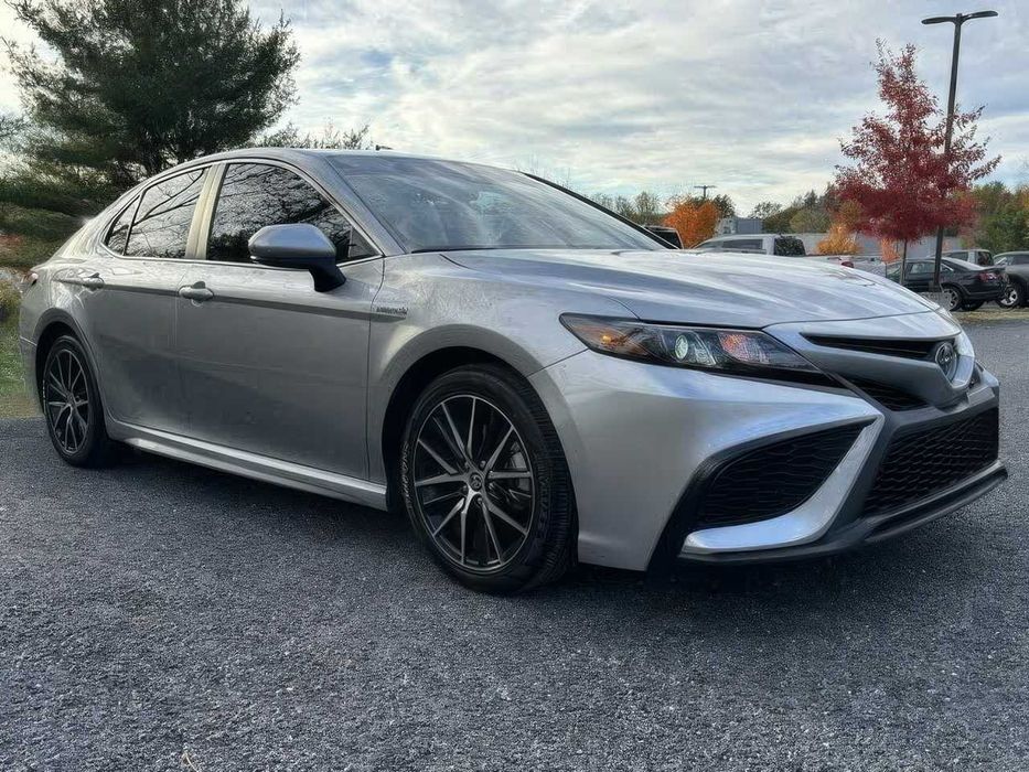 Toyota Camry Hybrid SE      2021