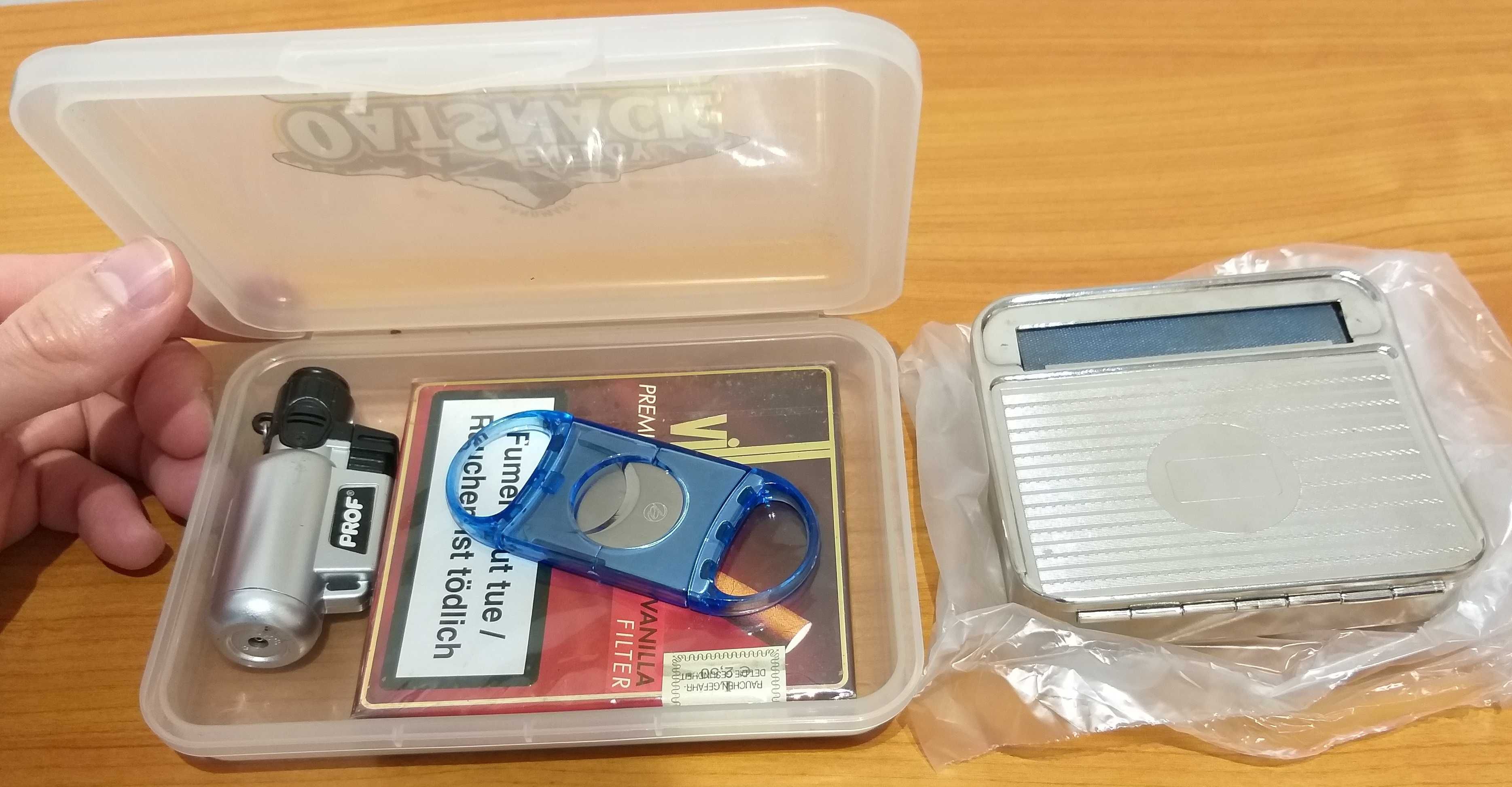 Caixa de enrolar cigarros + corta charuto + cigarrilhas e esqueiro