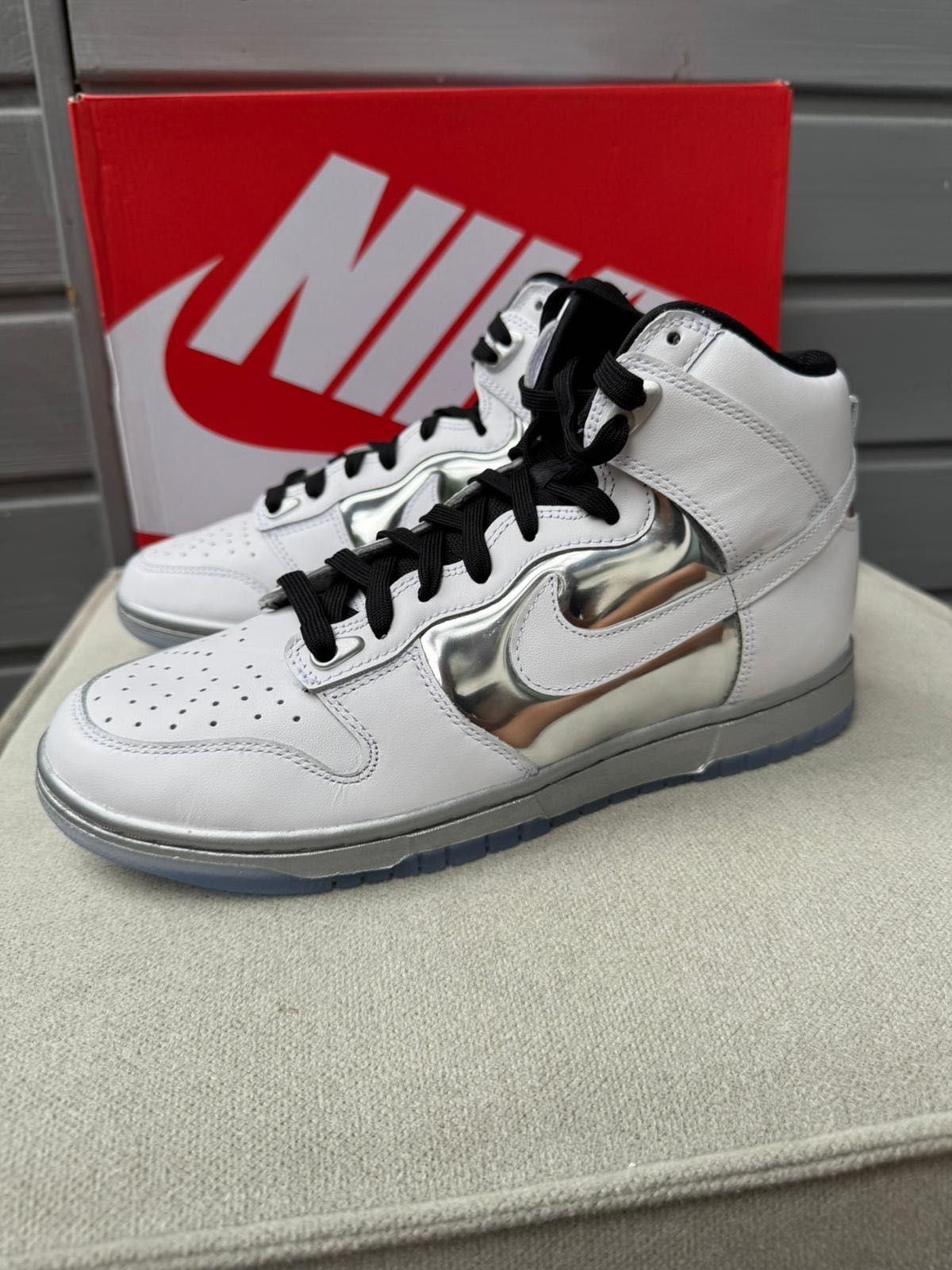 Nowe sneakersy unisex W NIKE DUNK HIGH białe srebrne 41