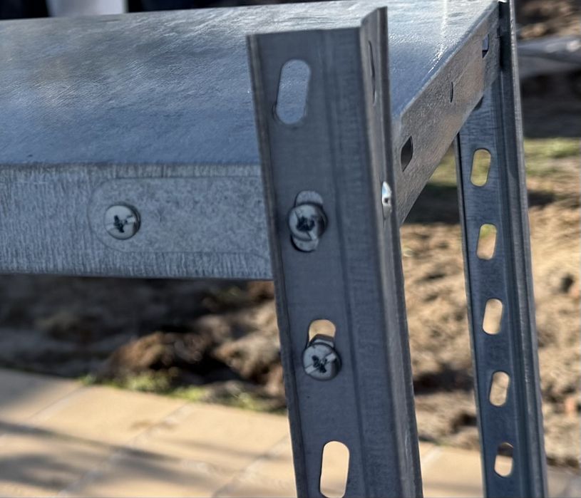 2 Estantes: metal e resina/pvc