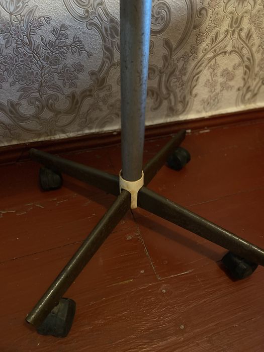 Деревʼяний журнальний столик на колесах БЕРЕЗАНЬ