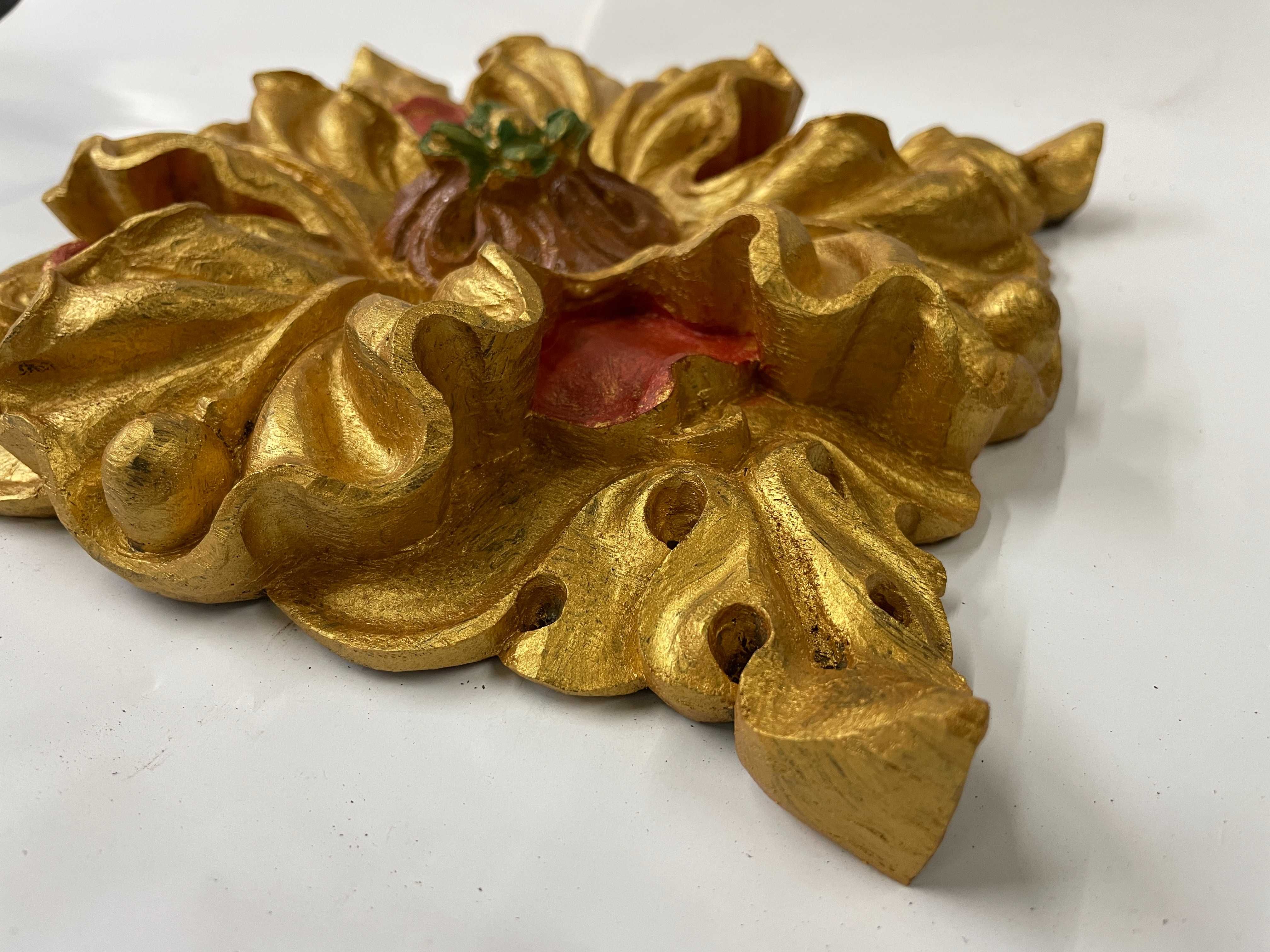 Talha, florão em madeira de castanho dourado c/pintura