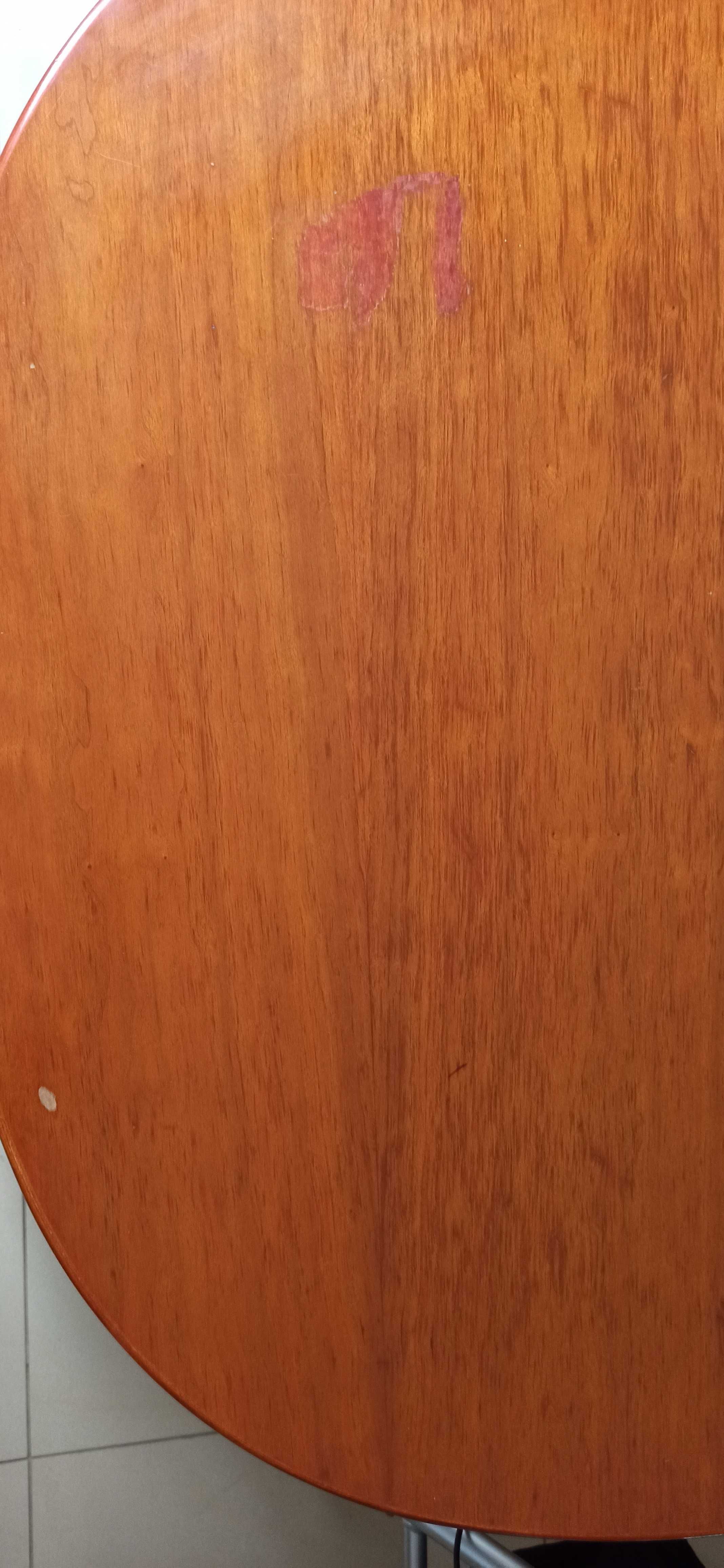 Sprzedam solidny, drewniany stół w kolorze czereśni w dobrym stanie.