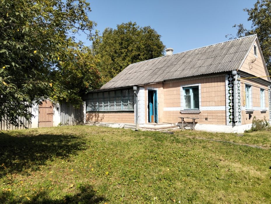 Будинок в Луцькому районі з господарськими будівлями