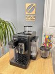 Современная кофемашина DeLonghi Rivelia с двумя бункерами для зерен