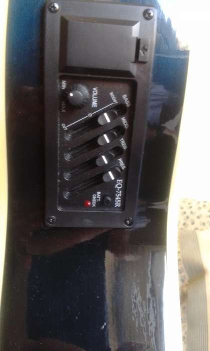 Guitarras c/pickups passivo e activo + Combo Stagg 60 Watt + Microfone