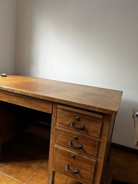 Secretaria antiga em madeira com gavetas