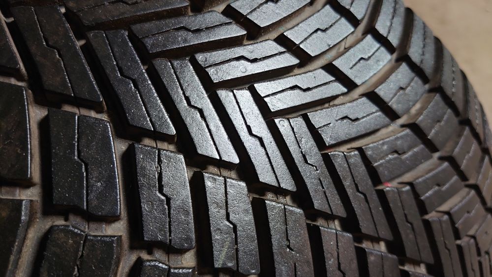 Пара всесезонных шин Bridgestone Weather Control A005 EVO 215/50 r17