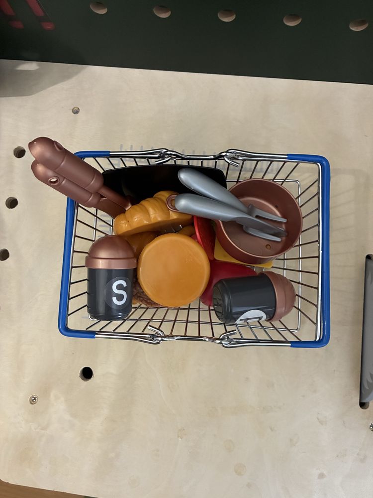 Microondas e cesto de compras