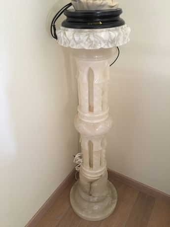Coluna em pedra mármore com  luz no interior.