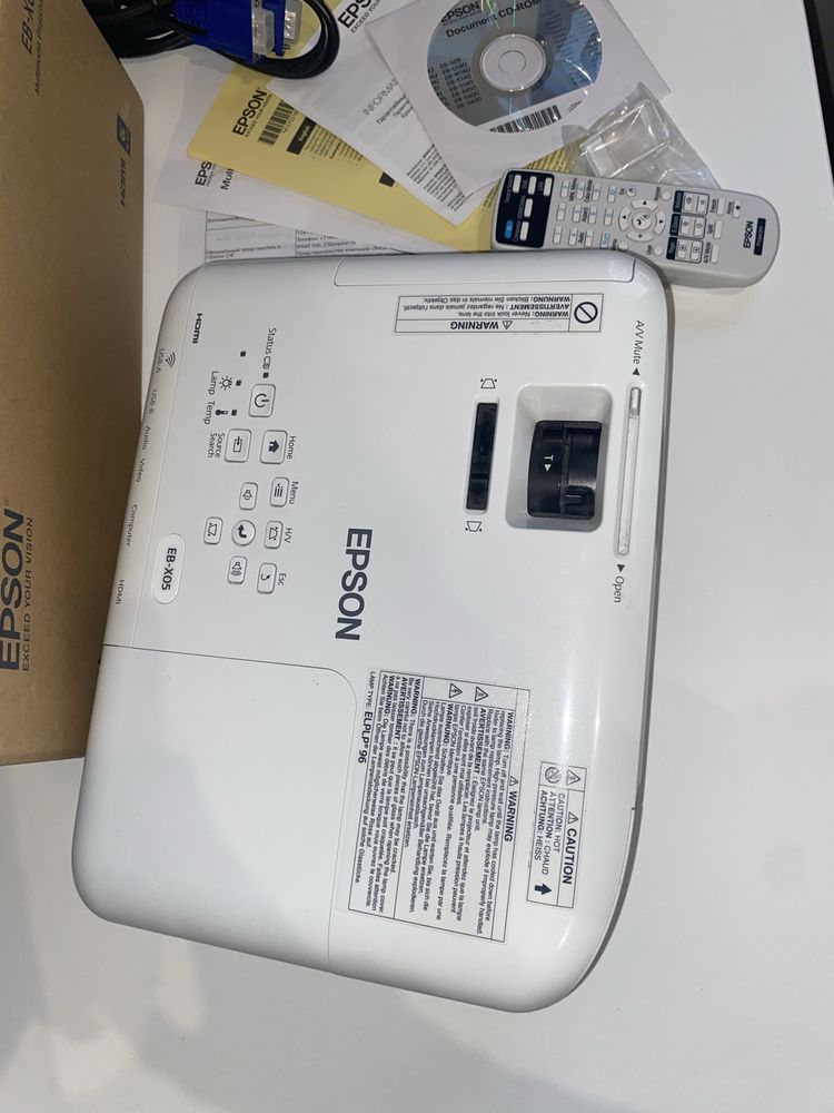 Projektor Epson EB-X05 3LCD – Idealny do biura i domowej rozrywki