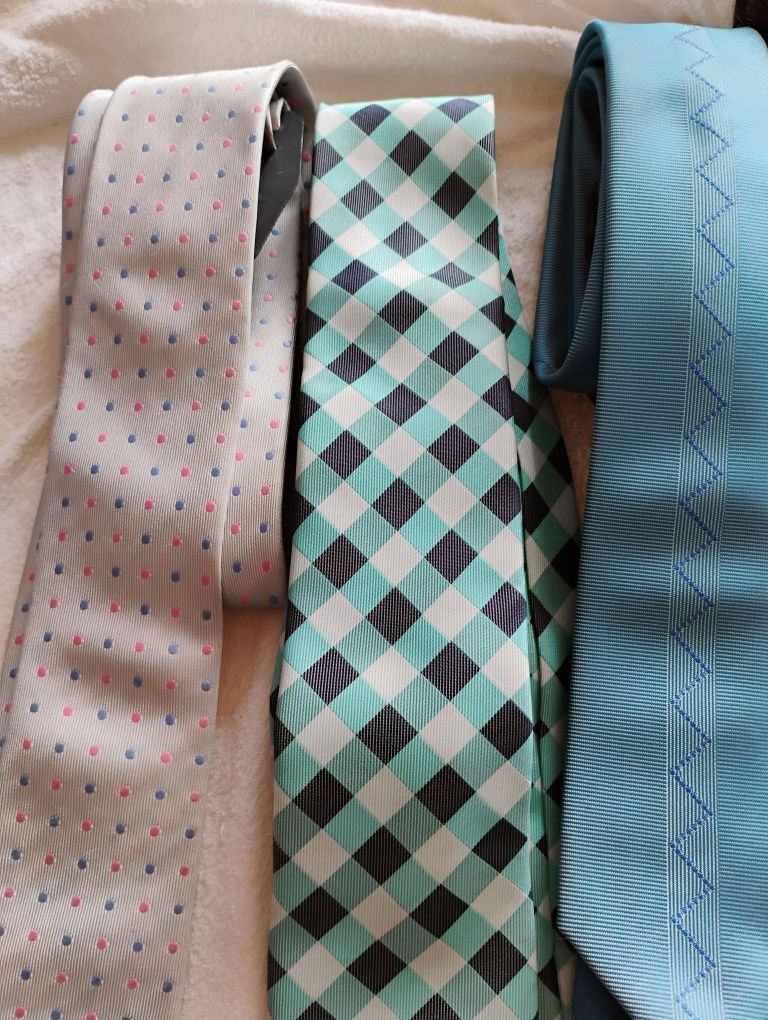 krawaty po 10 zł sztuka