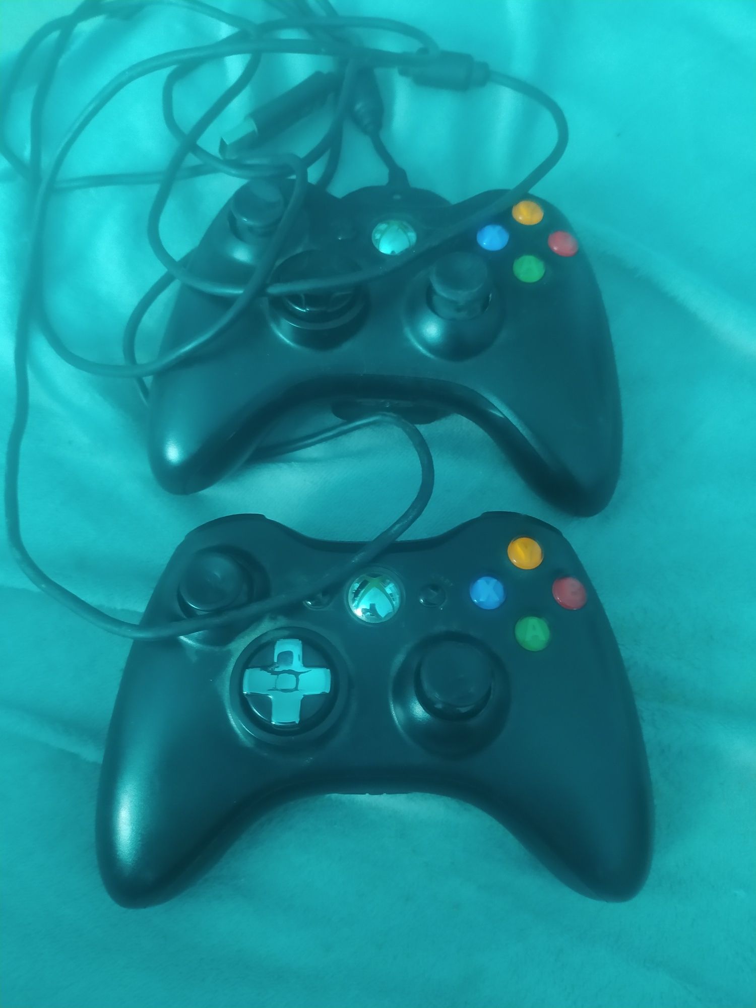 Xbox 360 z 3 grami kinectem i 2 padami