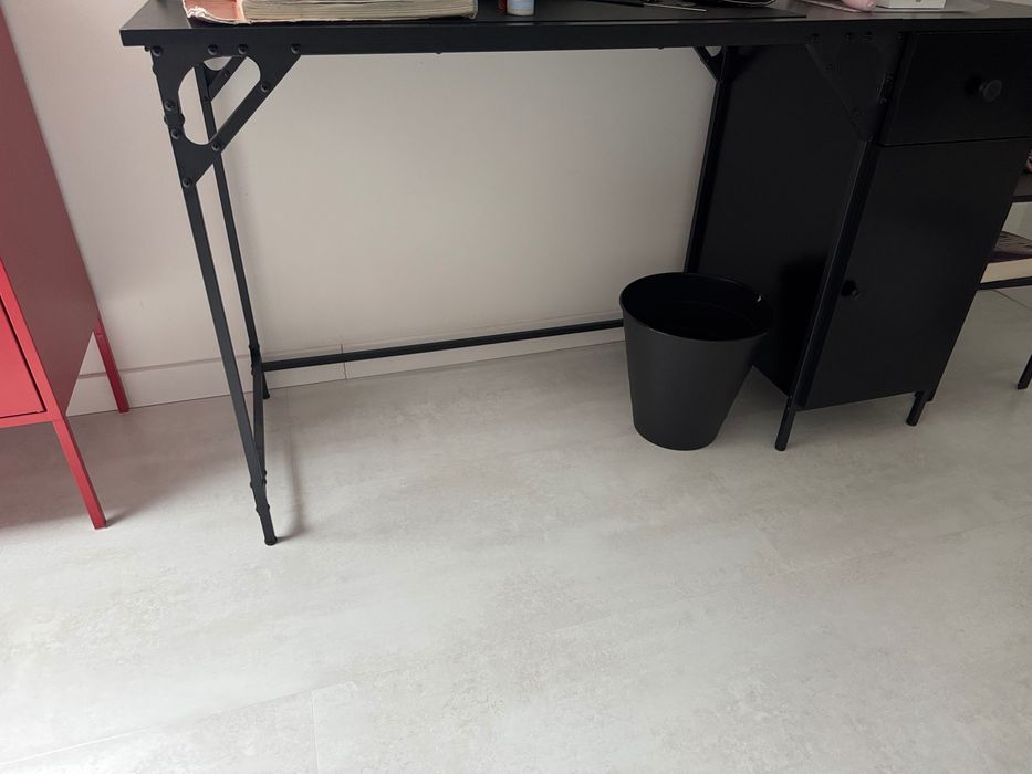 Zestaw mebli lozko rozkładane i biurko czarne skandynawski