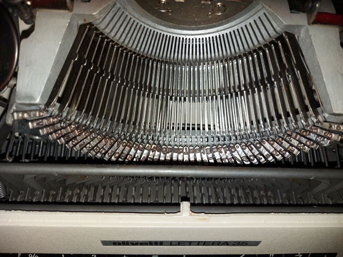 Maszyna do pisania z lat 70