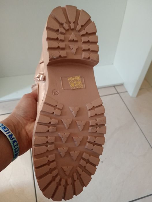 Botas novas na caixa n 37