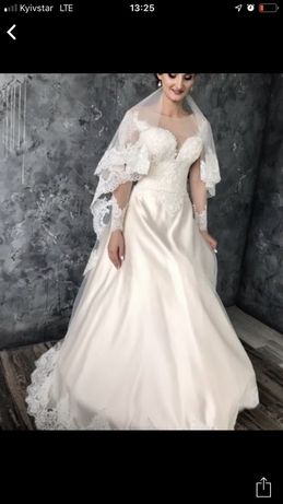 Продам весільну сукню в блискучому стані