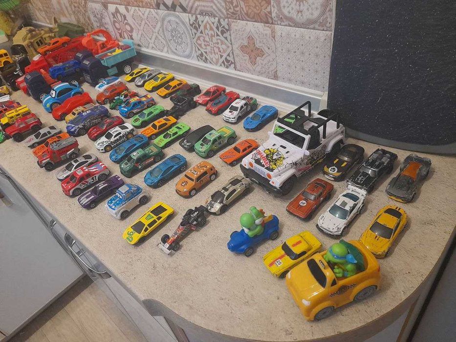 Лот іграшкових машинок