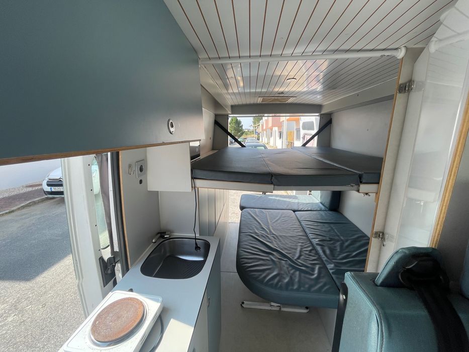 Autocaravana com duas camas de casal e WC