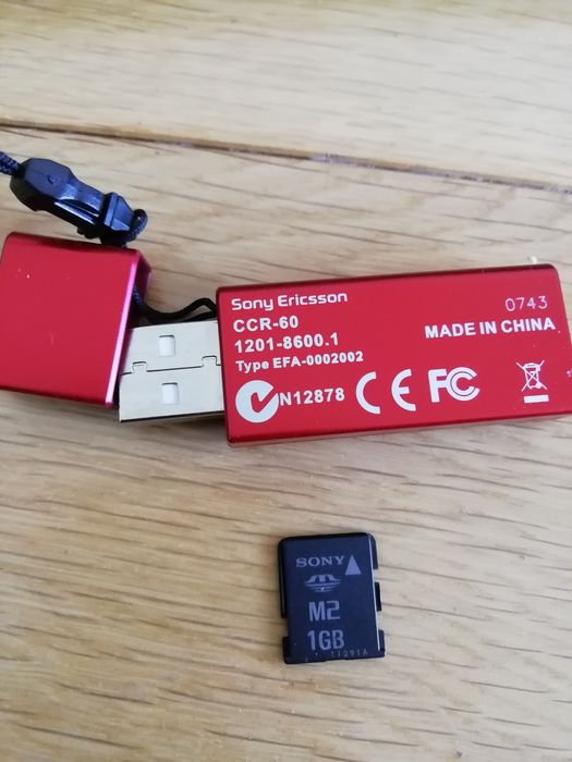 Cartão de memória M2 Sony e adaptador USB Sony Ericsson