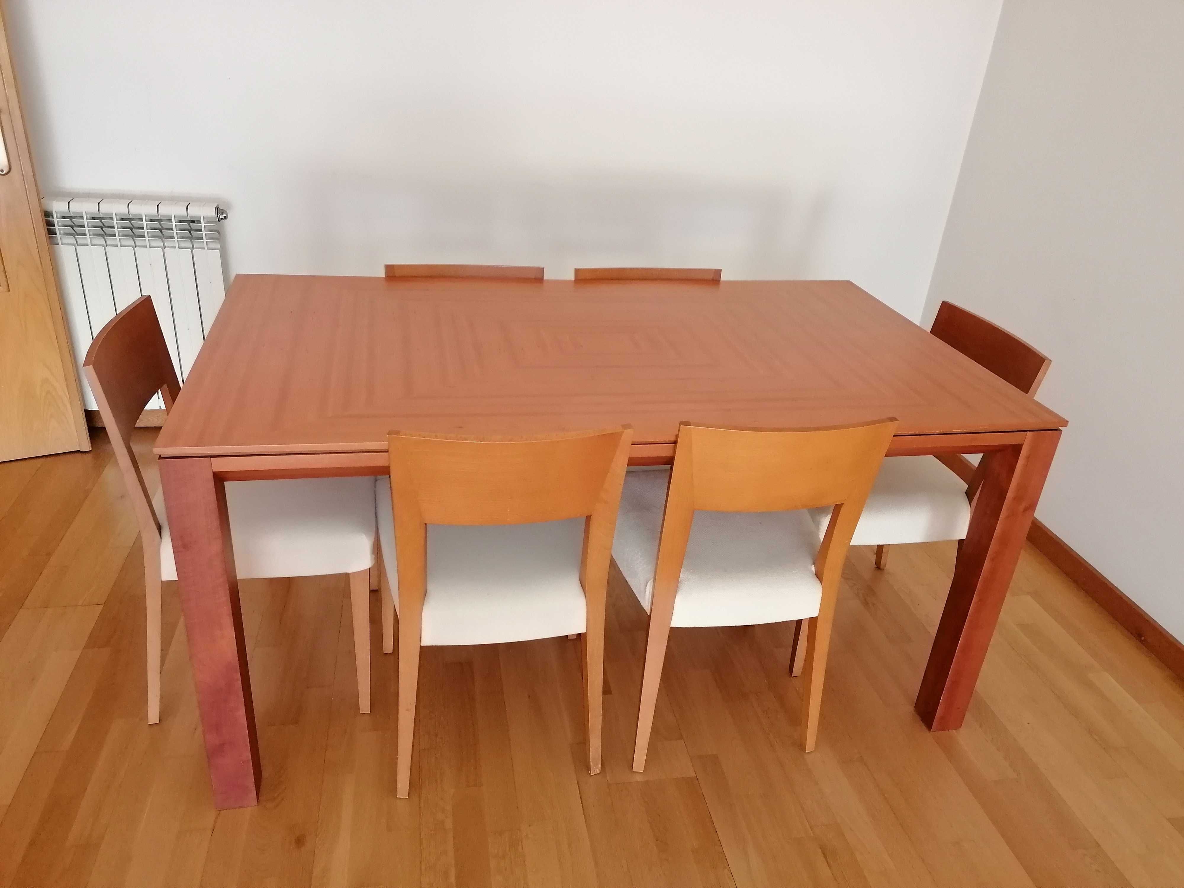 Mesa de Jantar em madeira, com 6 cadeiras.