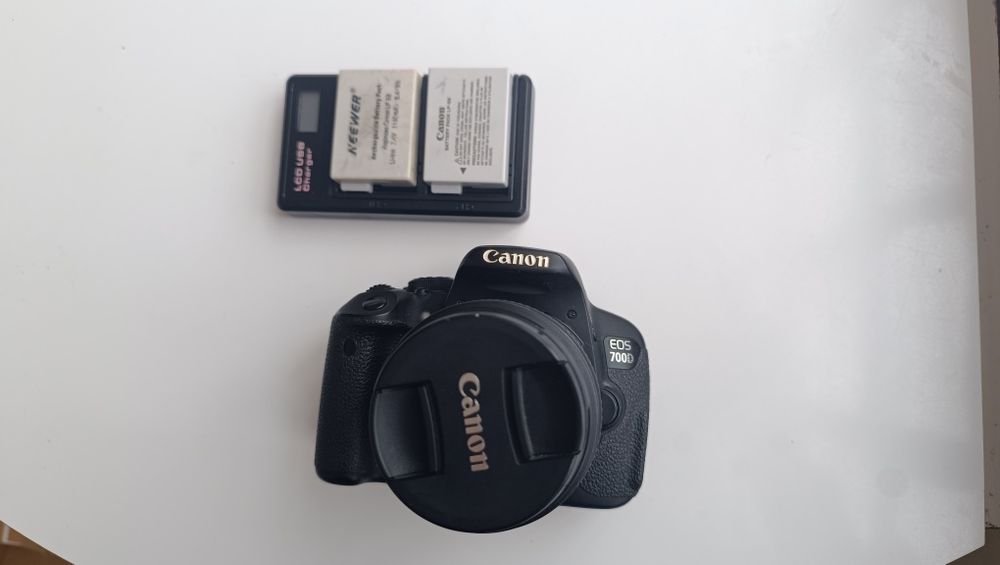 Máquina fotográfica Canon 700D com lente 18-55mm , 2 baterias e carreg