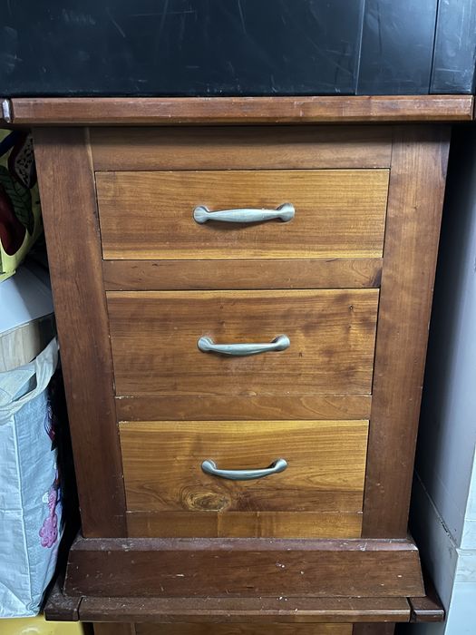 Mesa cabeceira em madeira