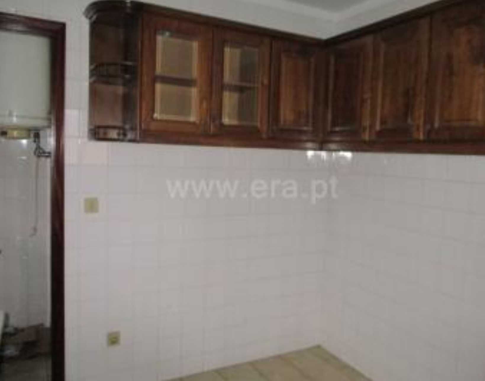 Casa geminada, 2frentes, 2entradas, 2pisos, T1 terraço, esp. comercial