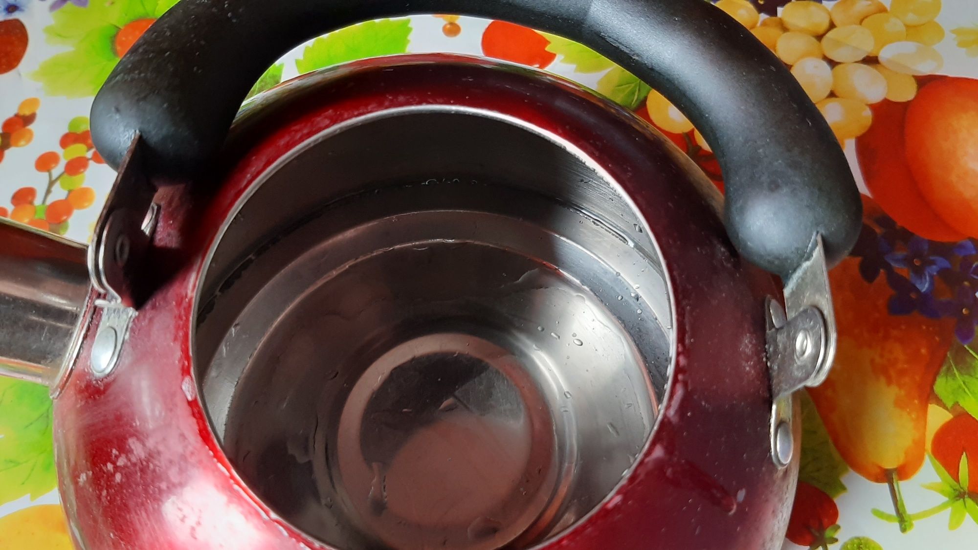 Чайник  с свистком из хромированной стали,цвет красный