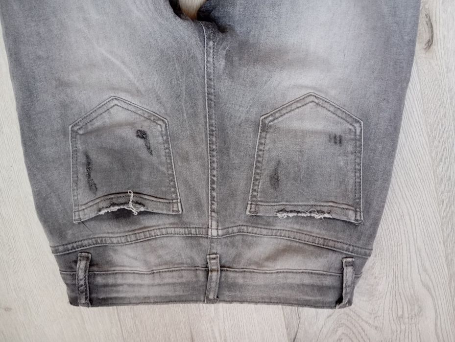 Szare jeansy z perełkami, dżetami, rozdarciami diamencikami bogato zdo