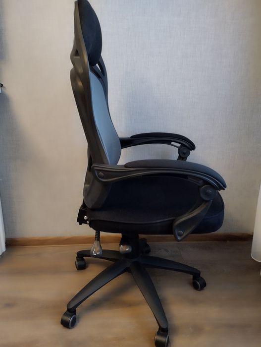 Офісне, комп'ютерне крісло.