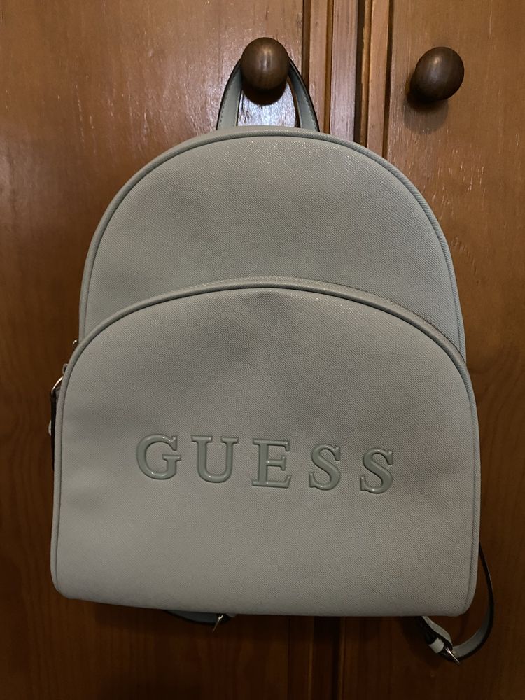 Mochila Guess praticamente nova