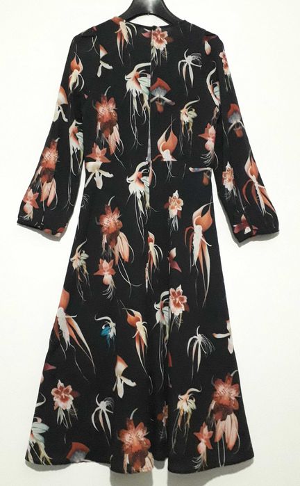 Vestido midi preto com padrão floral da H&M Tam 38