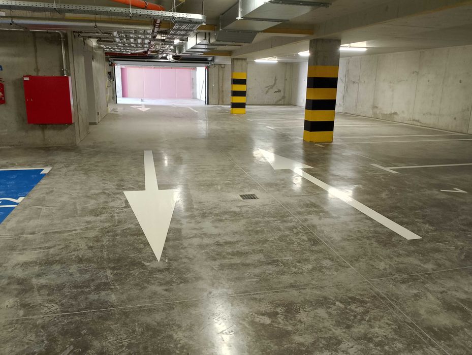 Oznakowanie poziome malowanie pasów linii znaki parking garaż