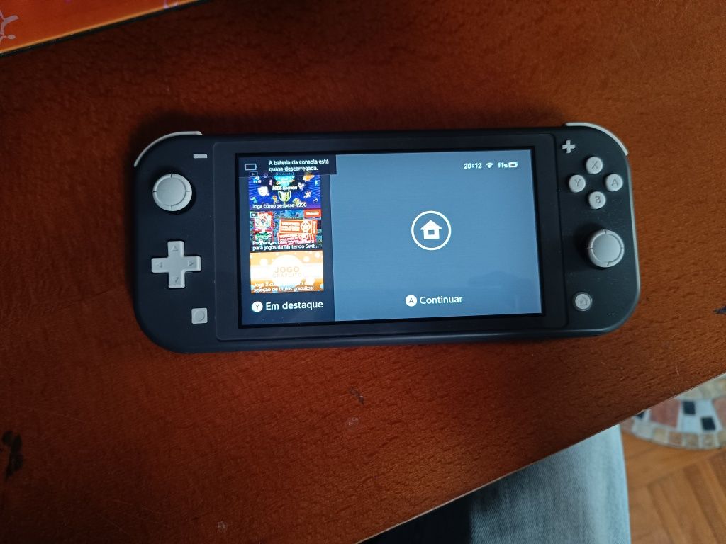 Nintendo switch lite com comando original capa e mais dois jogos