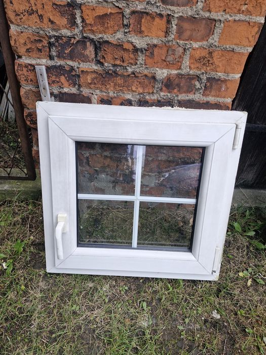 małe okna z demontażu białe
