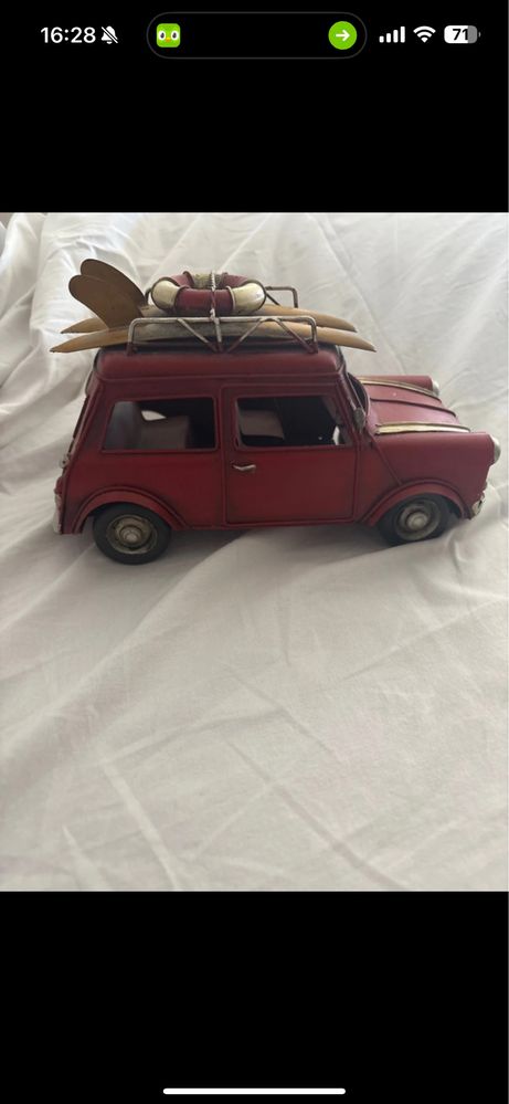 Carro vintage metalico detalhado