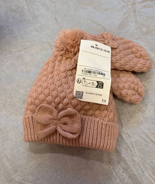 Комплект шапки та рукачивички на дівчинку