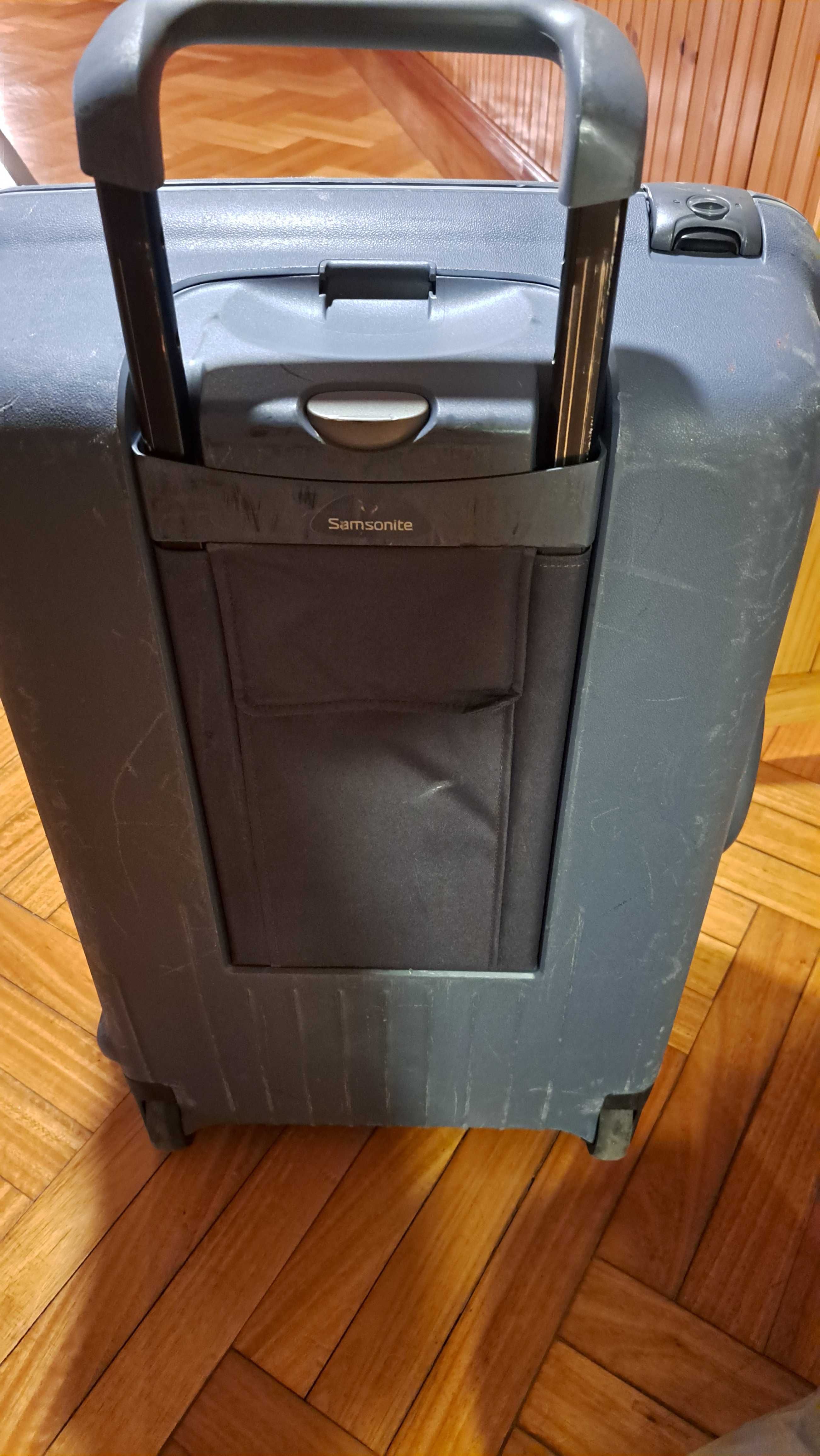 Conjunto de malas de viagem. O preço é das 3 peças.