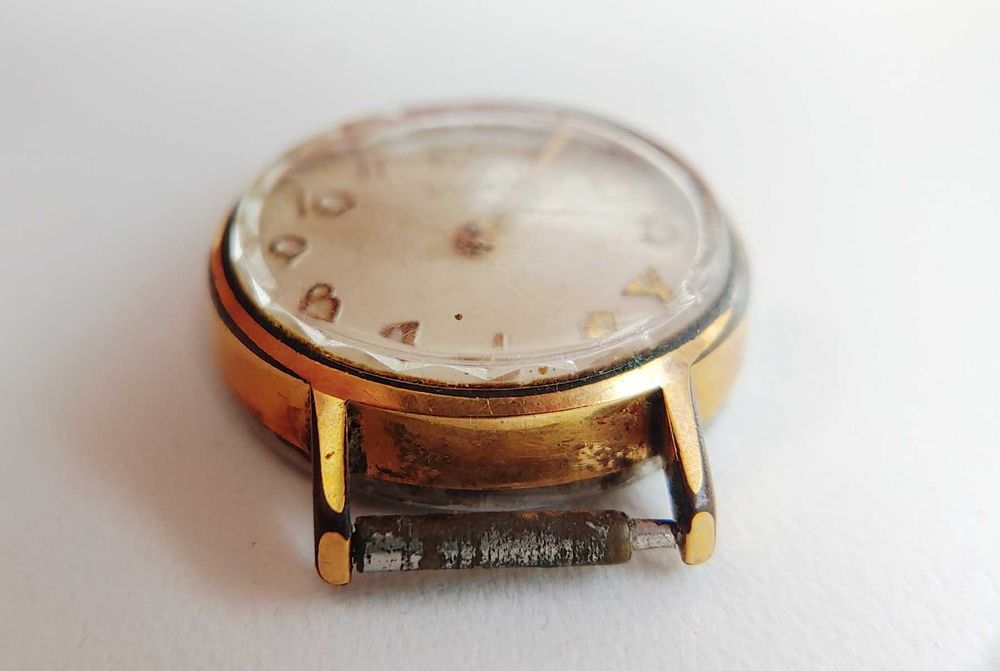 Жіночий позолочений годинник Luch (несправний)