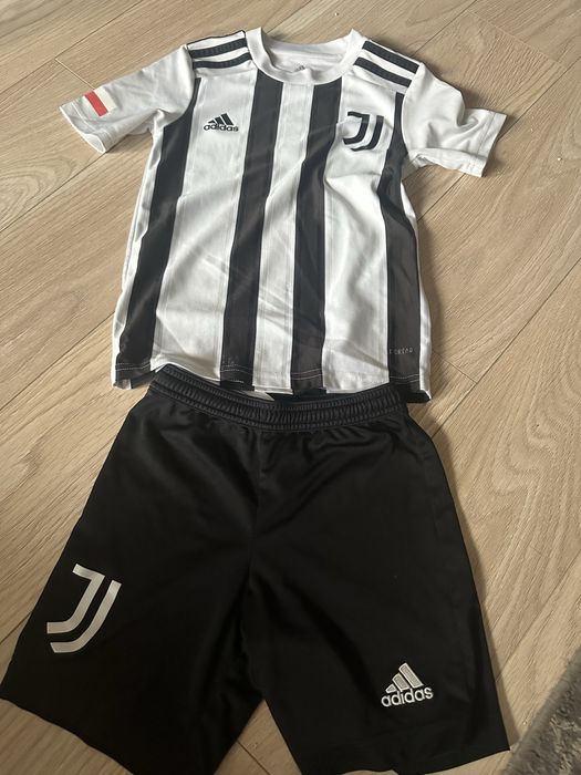 Strój  pilkarski juventus 128