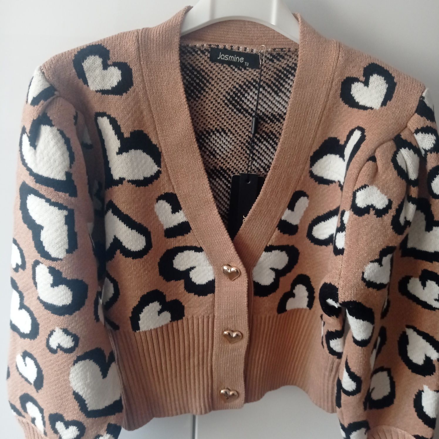 Sweter damski w serca ozdobne guziki