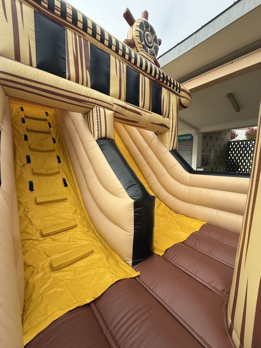 Insuflável Barco Piratas / Semi-novo